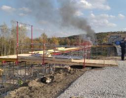 Єднаємо Луганщину: завершено монтаж металевих опор тимчасового мосту біля КПВВ 