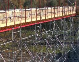 Єднаємо Луганщину: на КПВВ біля мосту встановлюють споруди нової автобусної зупинки