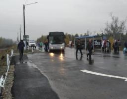 Єднаємо Луганщину: встановлено автобусну зупинку в районі зруйнованого мосту