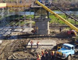 Єднаємо Луганщину: тривають роботи з відновлення зруйнованого мосту біля КПВВ «Станиця Луганська»