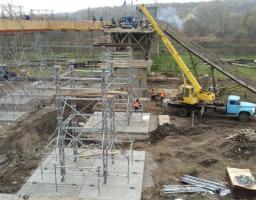 Єднаємо Луганщину: відбувається монтаж третьої тимчасової проміжної опори прольоту мосту, що відновлюється