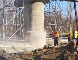 Єднаємо Луганщину: будівельники продовжують відновлювати міст біля КПВВ