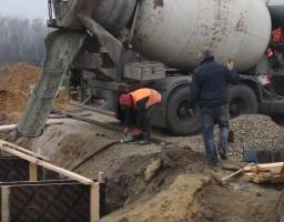 Єднаємо Луганщину: біля КПВВ будівельники встановлюють опори мосту