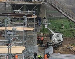 Єднаємо Луганщину: тривають бетонні роботи на відбудові зруйнованого мосту
