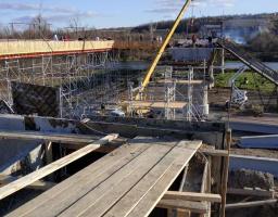 Єднаємо Луганщину: триває зведення опор зруйнованого мосту