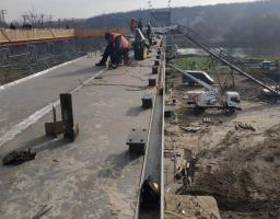 Єднаємо Луганщину: будівельники встановлюють кріплення для подальшого монтажу перил