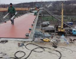 Єднаємо Луганщину: на пішохідний міст поблизу КПВВ «Станиця Луганська» наносять полімерне покриття