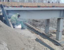 Єднаємо Луганщину: тривають роботи  з монтажу водовідливних конструкцій на мосту