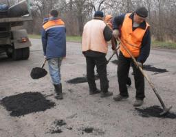 На дорогах Луганщини ліквідовується ямковість та тріщини 