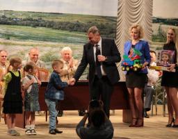 Юрій Гарбуз подякував юним художникам за участь у акції «Мирне небо Луганщини»