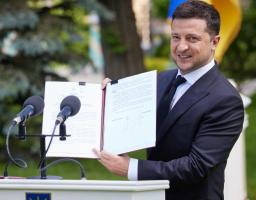 Володимир Зеленський підписав указ, який передбачає значне підвищення зарплати медиків: не менше 13,5 тис. грн для середнього медперсоналу і 20 тис. грн для лікарів