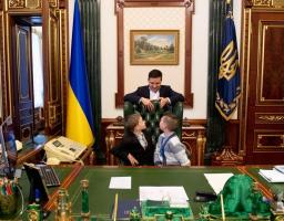 Володимир Зеленський у день Святого Миколая зустрівся з двома хлопчиками-сиротами, батьки яких загинули на Донбасі