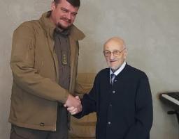 Вірю, що ми разом зустрінемо Перемогу й над рашизмом, - Артем Лисогор привітав ветерана Другої світової, сєвєродончанина Євгена Драгомирецького