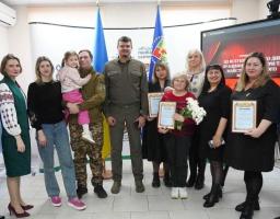 Знаком Пошани «Захиснику Луганщини» відзначено представників культурної сфери, які змінили мистецтво на зброю