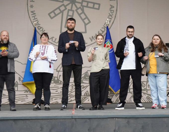 Сергій Жадан отримав посвідчення «Амбасадора Луганщини» №1