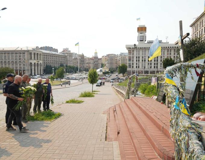 У День 30-ї річниці ухвалення Конституції України очільник Луганщини Олексій Харченко разом із представниками правоохоронних органів та громадськості області поклали квіти до Меморіалу на Аллеї Героїв Небесної Сотні як знак безмежної вдячності та шани усім Героям, які заплатили найвищу ціну за Незалежність нашої країни.