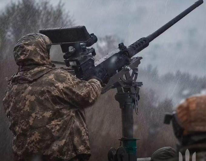 На захоплених у 2014 році територіях області росіяни зупинили подачу води, у Лисичанську підрядники демонтували дах багатоповерхівки і зникли, зі ствольної артилерії та з мінометів ворог вдарив на Луганщині