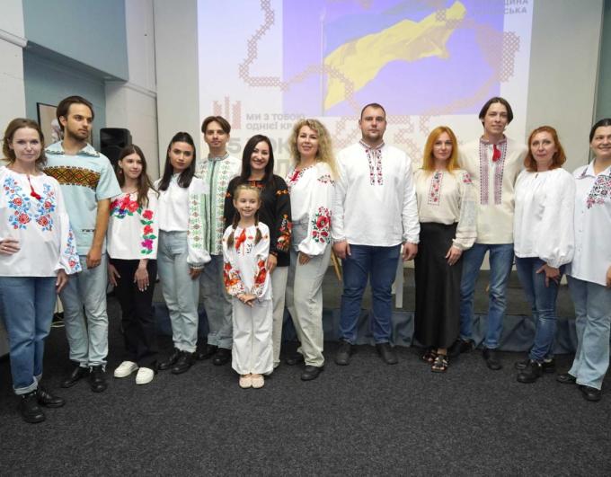 Арт-івент «Вишивана Луганщина» зібрав 12 сорочок із традиційними для регіону візерунками 