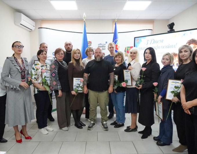 До Дня працівників освіти Олексій Харченко нагородив педагогів Луганщини обласними відзнаками 
