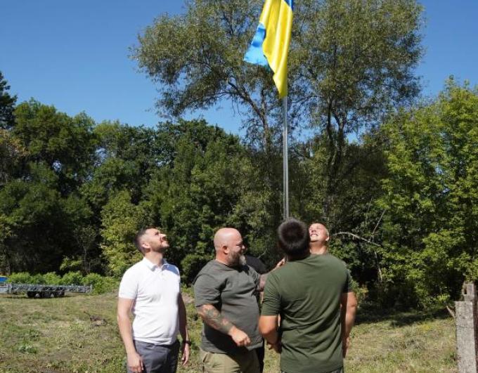Над бджолофермою «Династія Рясних» тепер майорить Державний Прапор