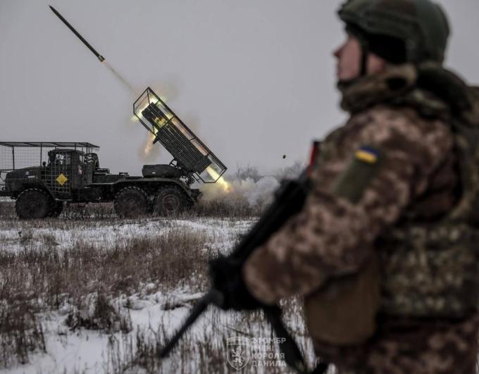 У «лнр» зобов’язали фермерів передати на потреби війни 30 % запасів дизпалива, у Лутугиному провалили тендер з пасажирських перевезень – села залишилися без рейсових автобусів, противник штурмував біля Греківки