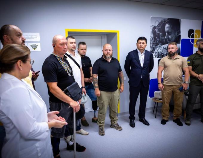 У релокованій із Сіверськодонецька лікарні Олексій Харченко та Віталій Кім відкрили «Простір турботи про ветеранів» 