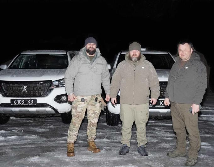 Дві автівки підвищеної прохідності передали Луганській бригаді тероборони, – Олексій Харченко